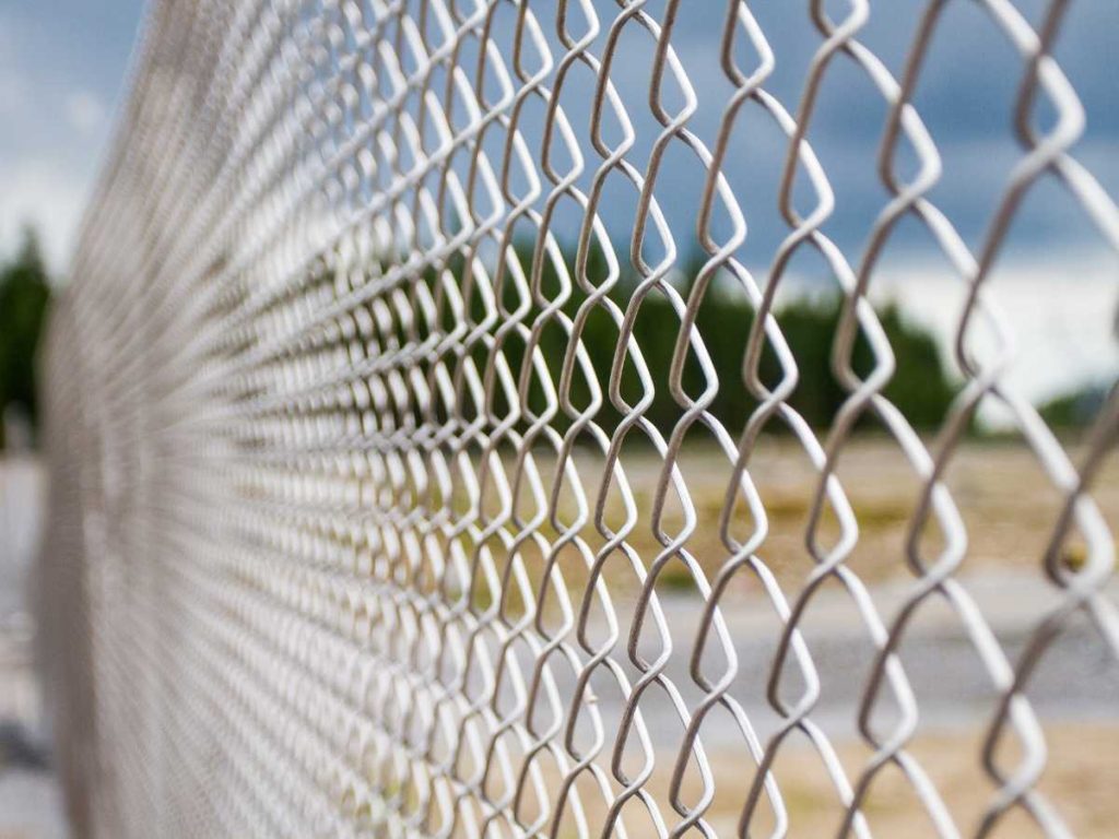 How to Build A Chain Link Fence 1